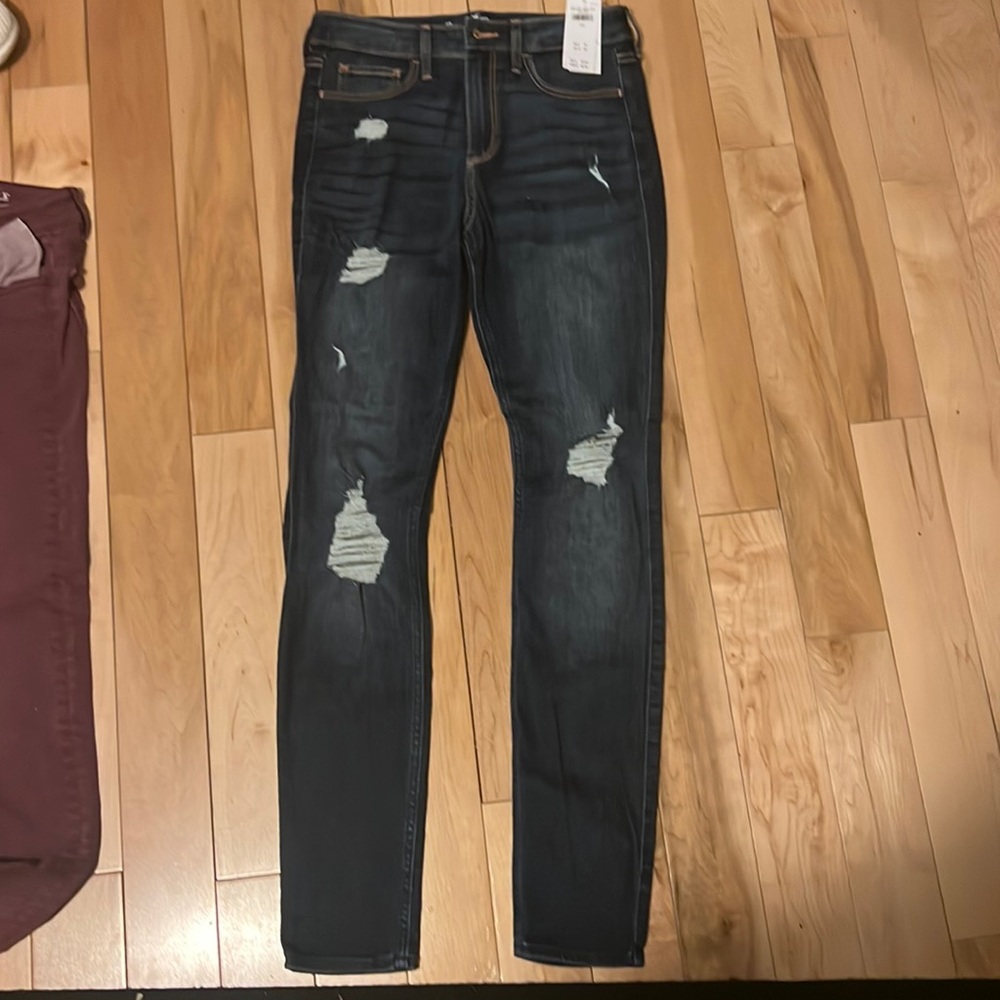 Size 5R Hollister skinny jeans. Brand new with tags!